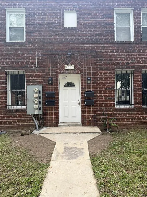 2021 I St NE — Photo 2