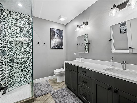 4th image of 1346 N Claremont Ave #1S