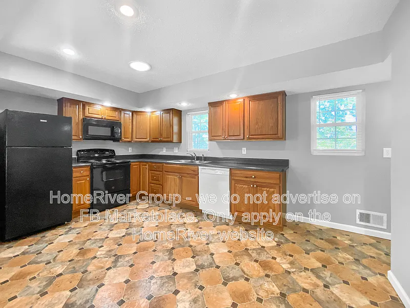 3 bed, 2.0 bath, 912 sqft, $1,525 — Photo 3
