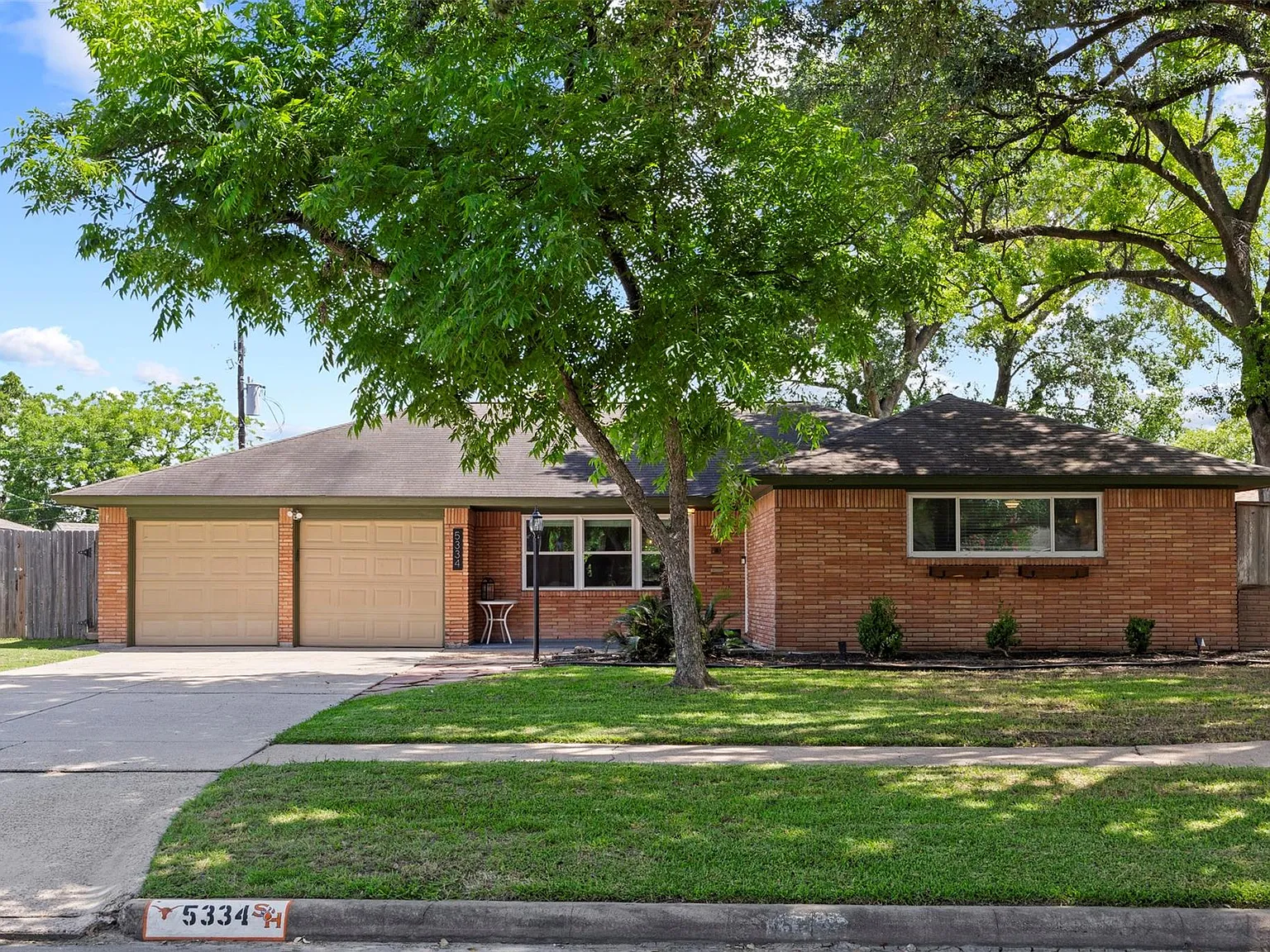 3 bed, 2.0 bath, 1552 sqft, $2,900 — Photo 2