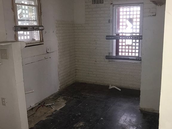 3rd image of 15827 Maddelein St