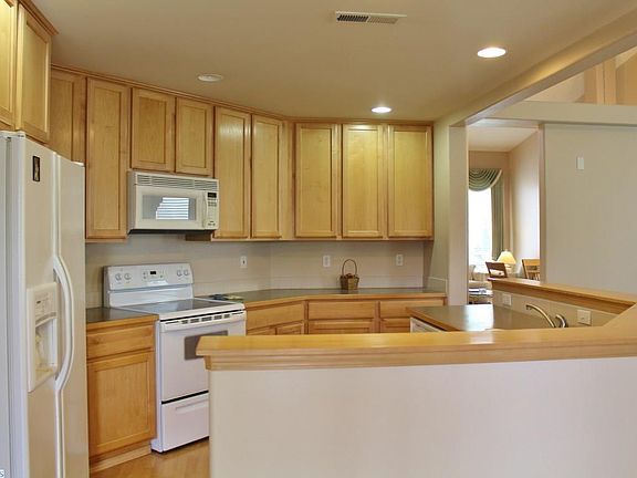 5th image of 5 Dahlia Ct