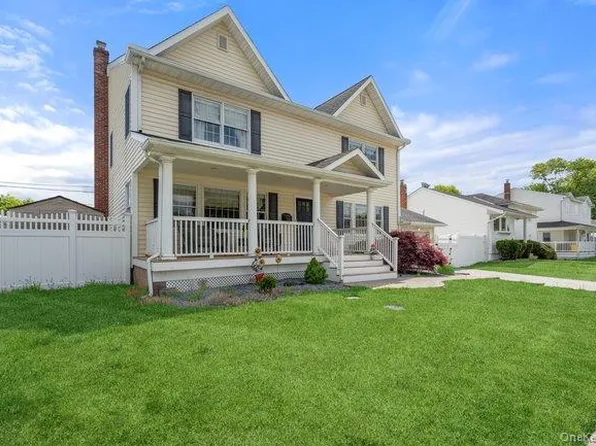 47 Syosset Circle, Syosset, NY 11791