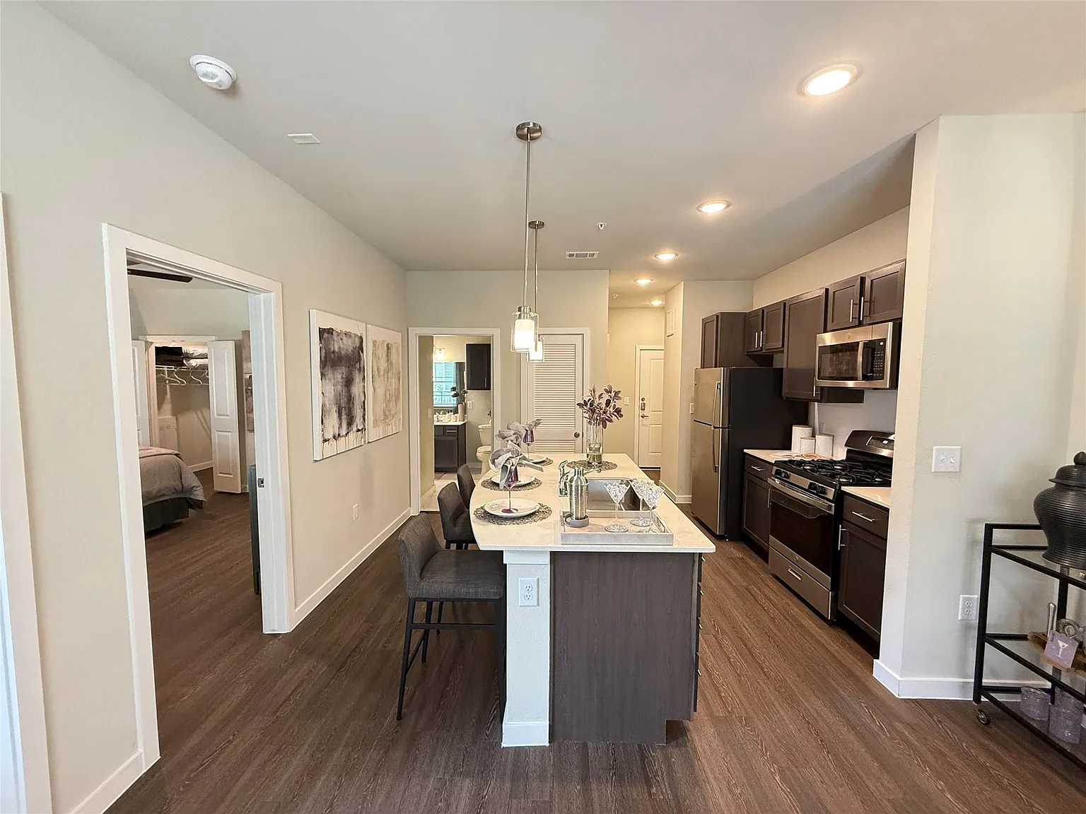 1 bed, 1.0 bath, 768 sqft, $1,505 — Photo 2