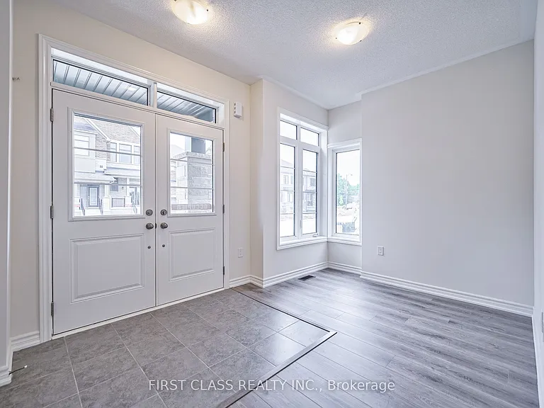 61 Kenneth Rogers Cres — Photo 3