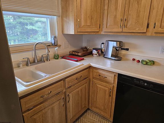 5th image of 105 Walsh Dr