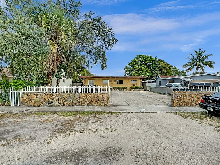 2525 Superior St — Photo 22