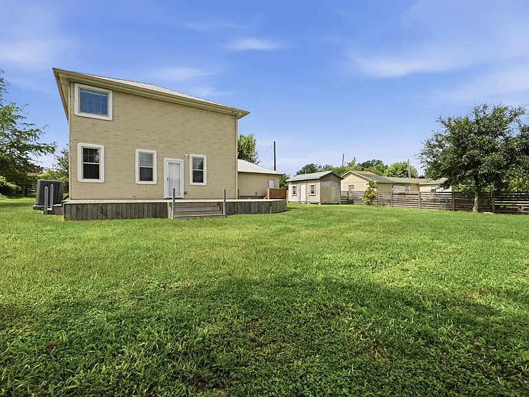 330 Howard Ln — Photo 33