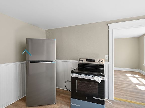 3rd image of 387 Grove St #2R
