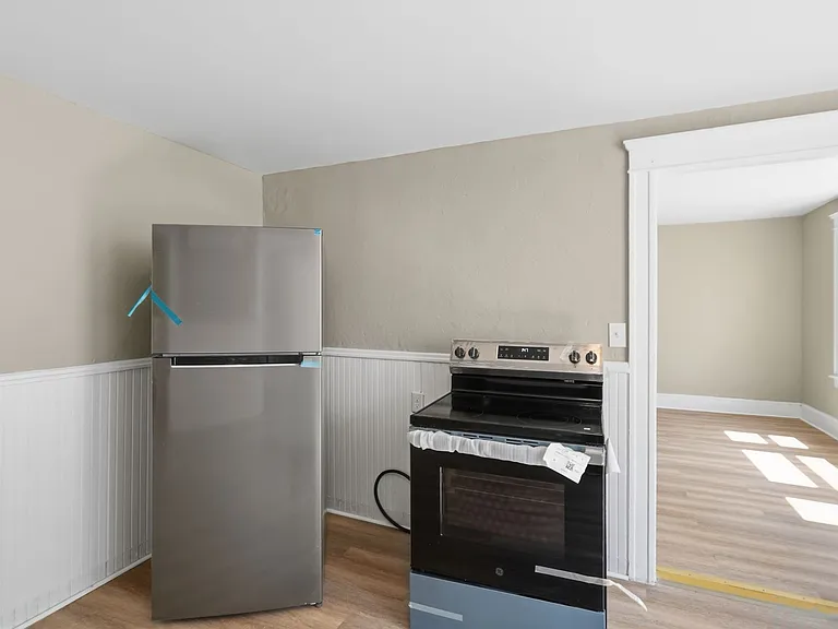 387 Grove St — Photo 3