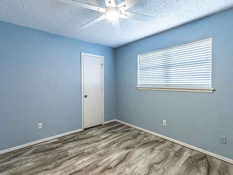 4305 52nd St — Photo 32