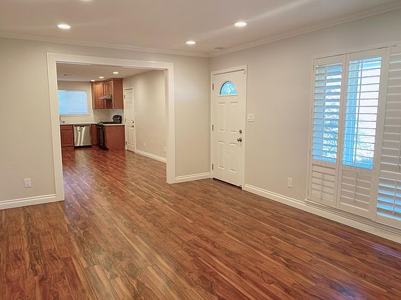 Large living room, connecting to kitchen