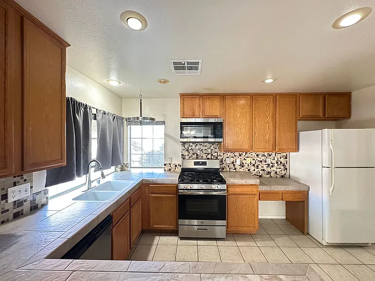 925 Ortega Hill Ln — Photo 8