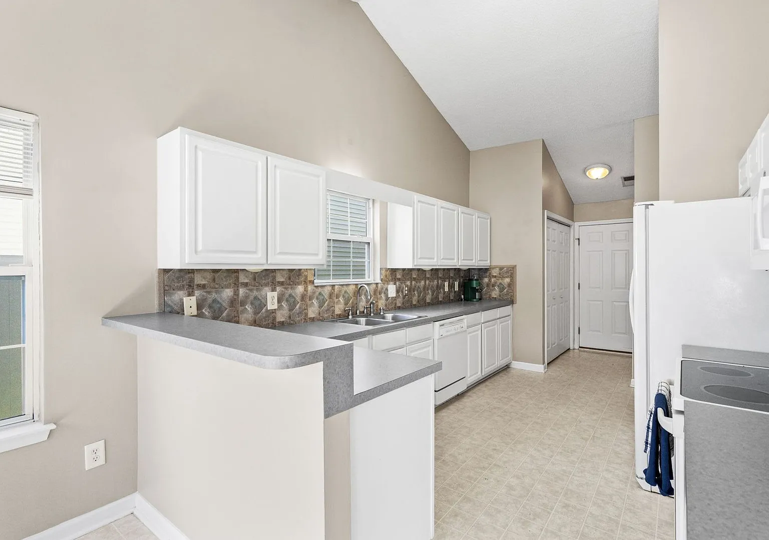 AvaIlable soon! Pet Friendly, Three-Bedroom Home In Southgate! Community Pool! — Photo 3