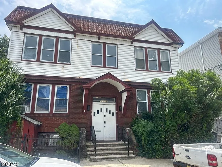 140-142 Leslie St — Photo 1