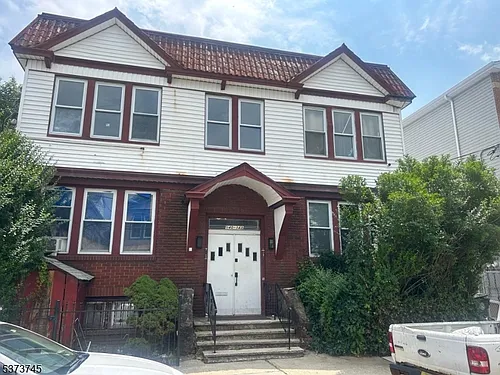140-142 Leslie St Photo 1