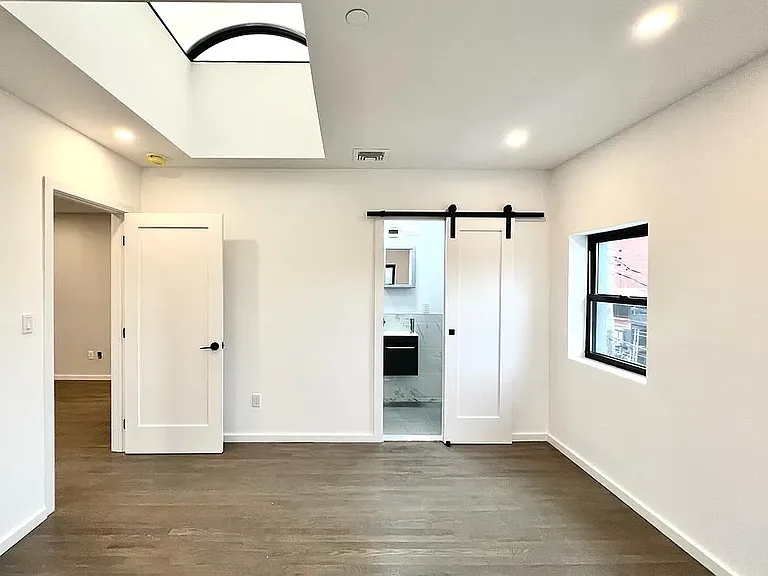 20-01 Steinway St #3 — Photo 9
