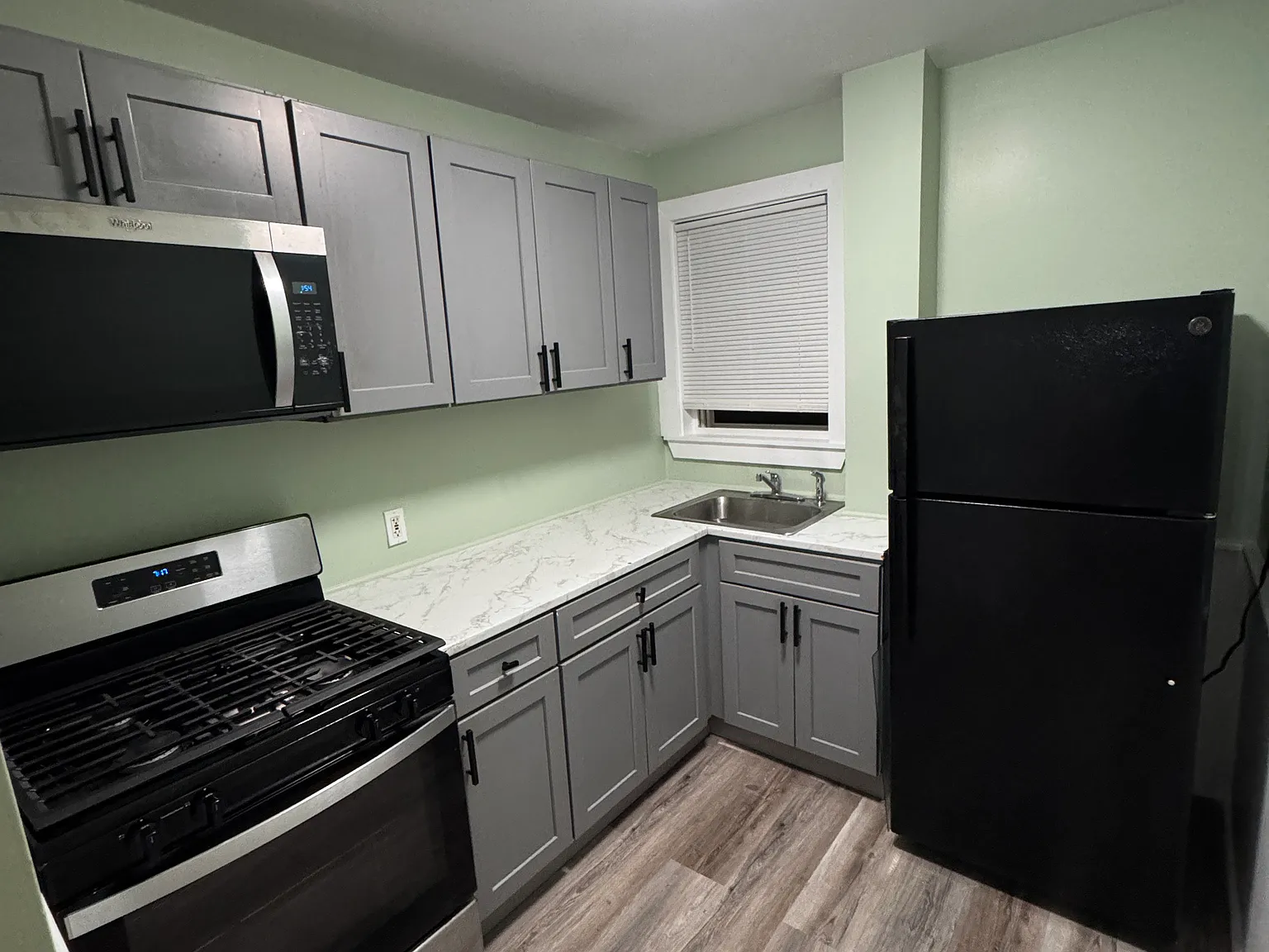 2 bed, 900 sqft, $1,700 — Photo 1