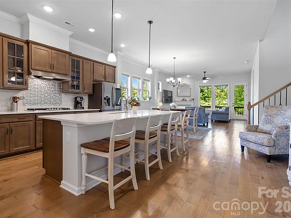 5th image of 1124 Greenbridge Dr
