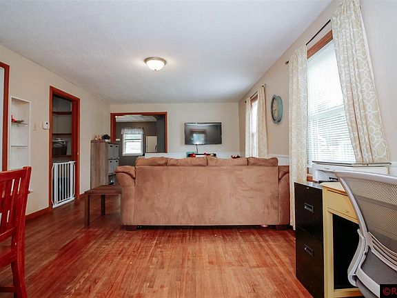 5th image of 112 W Watonwan St