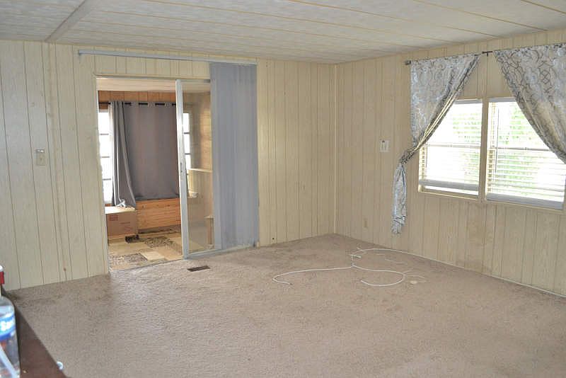 1st image of 905 Poinsettia St