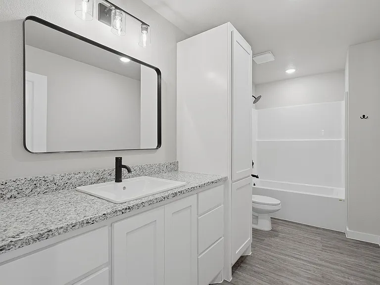 3035 Glennster St — Photo 16
