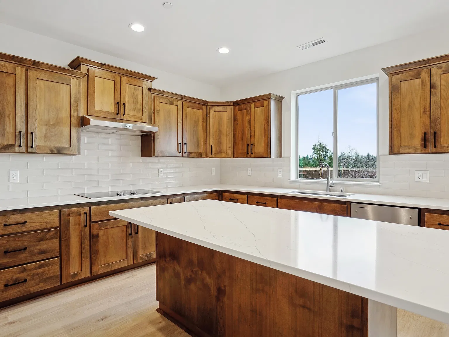 5 bed, 2.5 bath, 2242 sqft, $3,985 — Photo 3