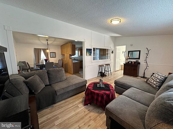 4th image of 211 Forest Green Rd