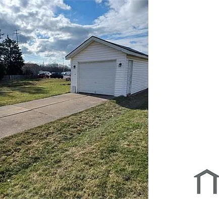 27 Leonard Ave — Photo 2