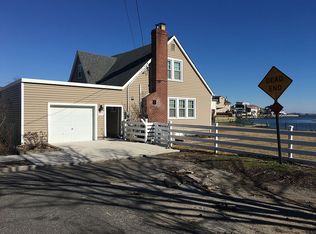 934 S 6th St, Lindenhurst, NY 11757