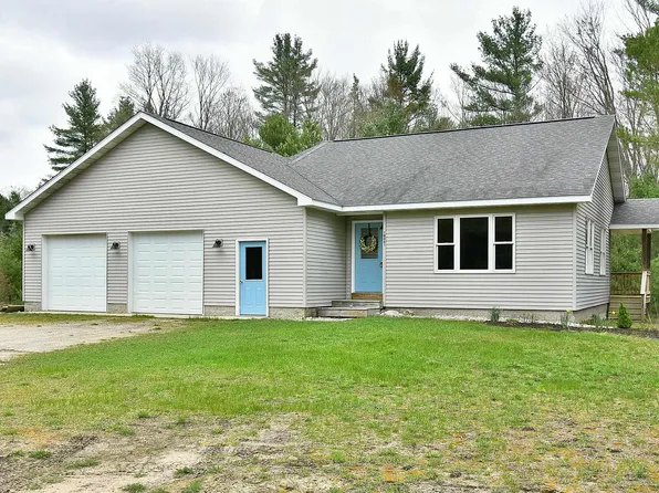 18061 Virginia Cir, Interlochen, MI 49643