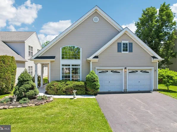 21 Pinflower Ln, West Windsor, NJ 08550