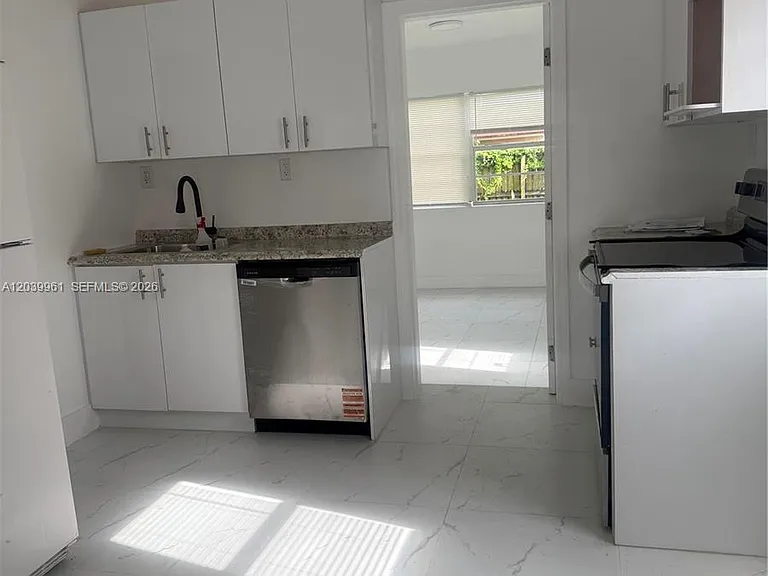 713 NW 4th St — Photo 5