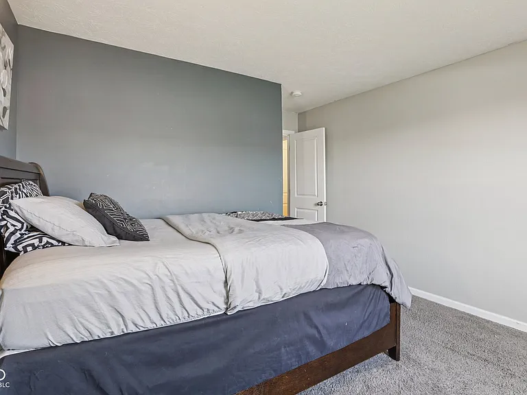 6673 Laurelwood Dr — Photo 32