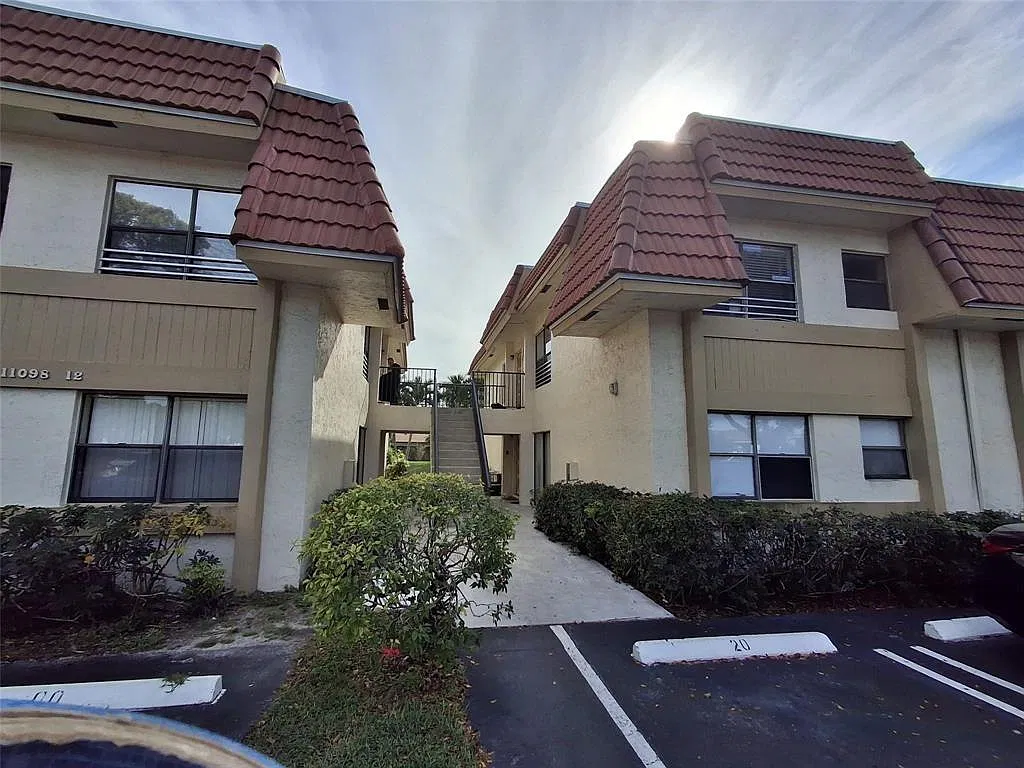 Grenadier Gardens Condo — Photo 1