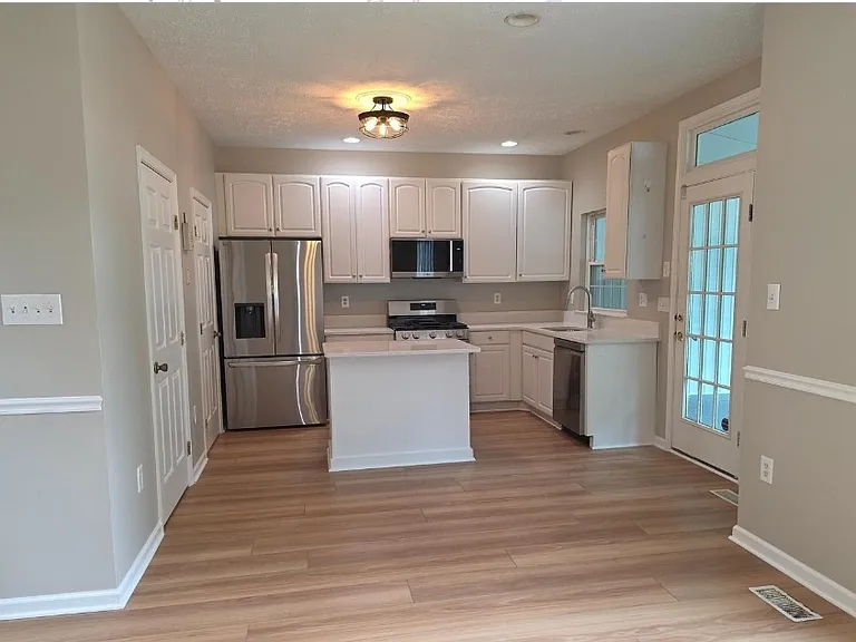 218 Eisenhower Ct — Photo 5