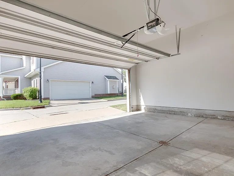 8430 Chester Pkwy — Photo 31