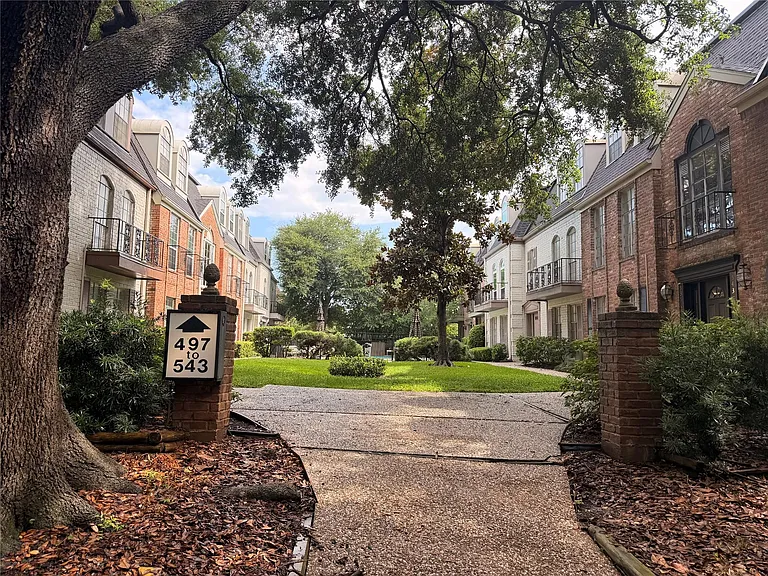 537 N Post Oak Ln #537 — Photo 4