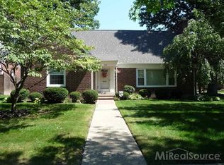1560 Torrey Rd, Grosse Pointe Woods, MI 48236
