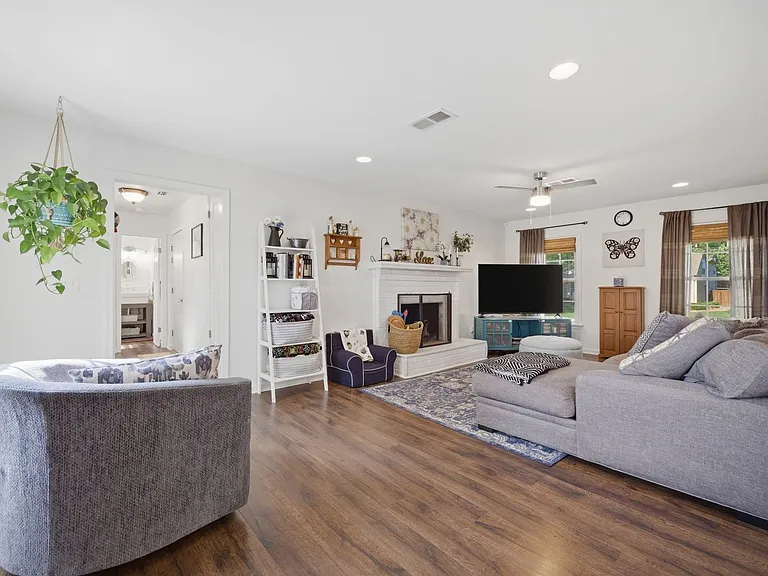 368 Gainsborough Rd — Photo 8
