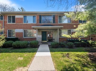 946 N Adams Rd, Birmingham, MI