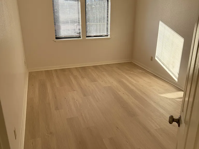 Portage Bay Apartments — Photo 12