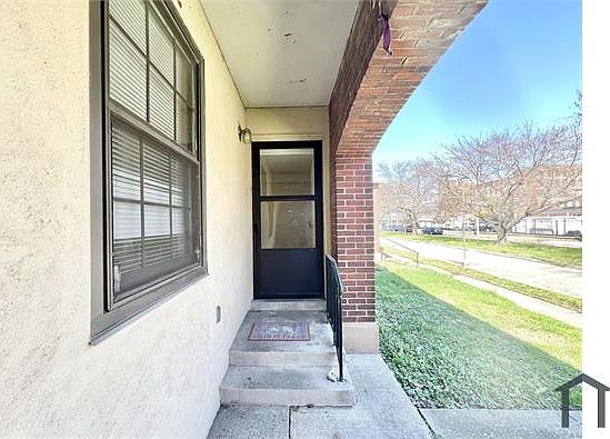 4th image of 21 College Ct