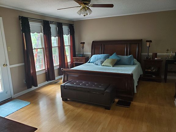 4th image of 447 Walnut Ln