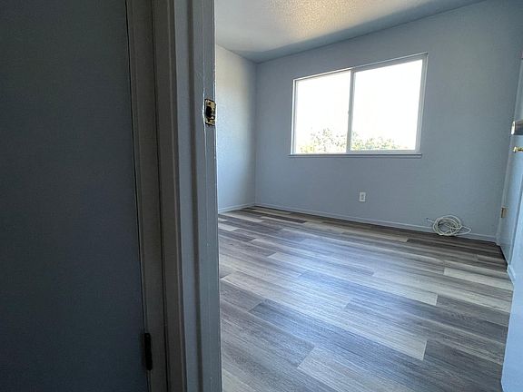 Bright 2nd room, walk in closet, new Floorings and paint throughOut