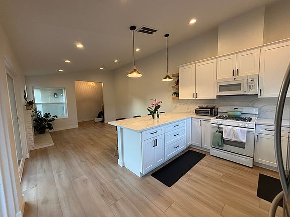 4th image of 30 Aspen Creek Ln