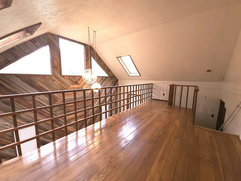 740 University Ave — Photo 16