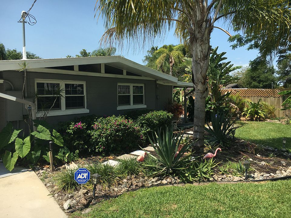 Front yard off Pecan Lane