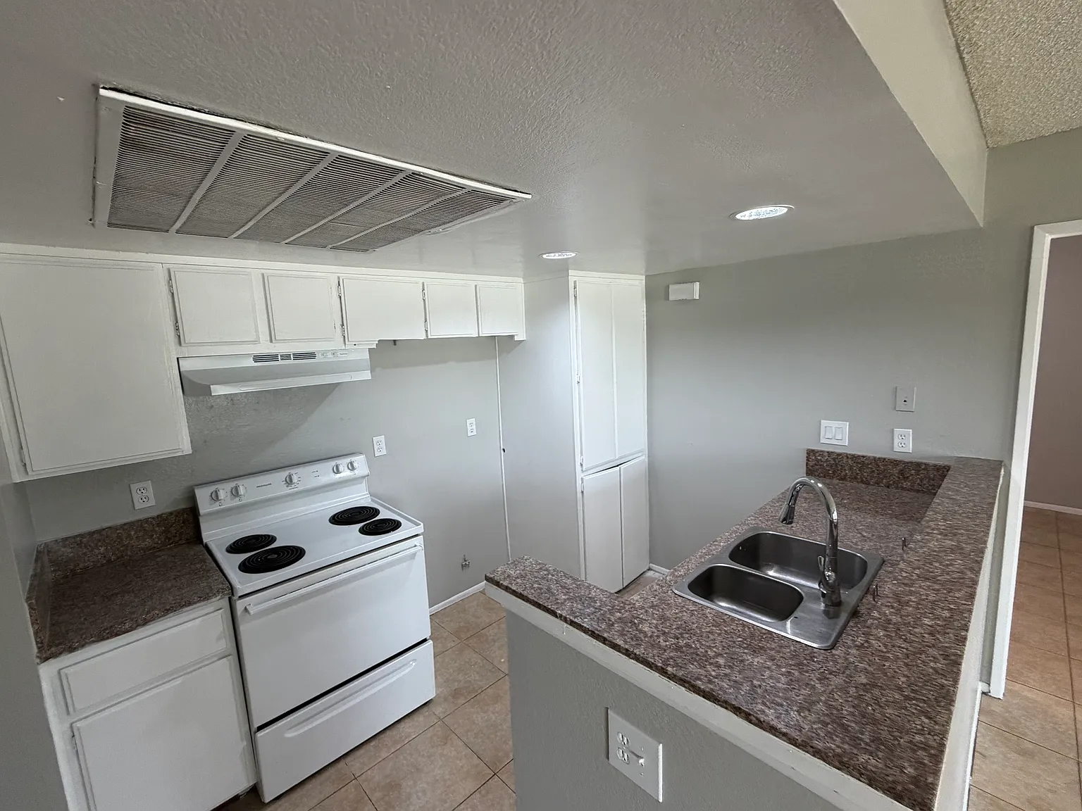 2 bed, 743 sqft, $2,400 — Photo 2