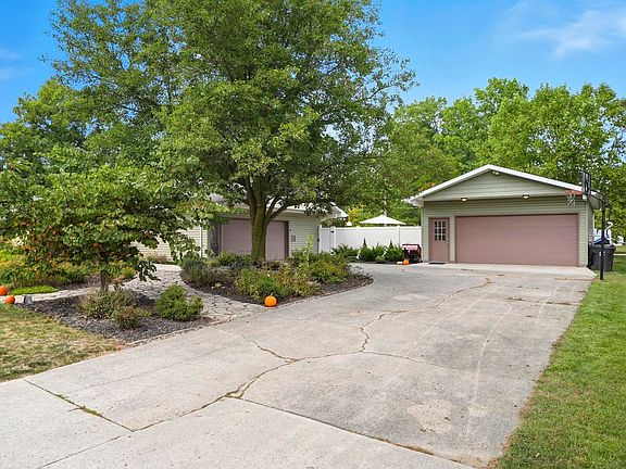 3rd image of 710 W Park Dr